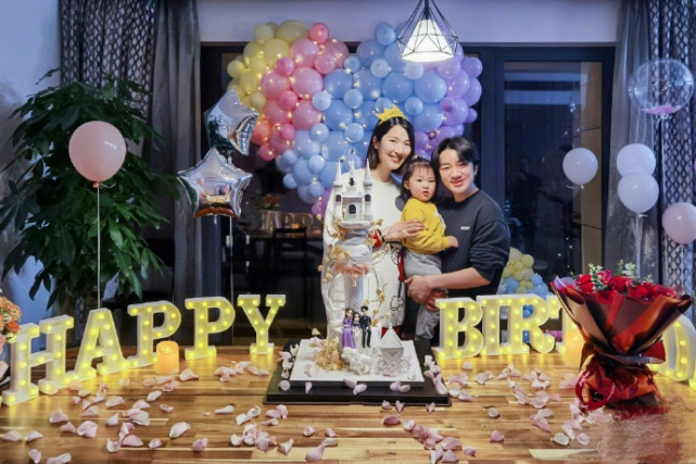 王祖藍邀好友為老婆慶生，一家三口同吹蠟燭，李亞男超大孕肚搶鏡