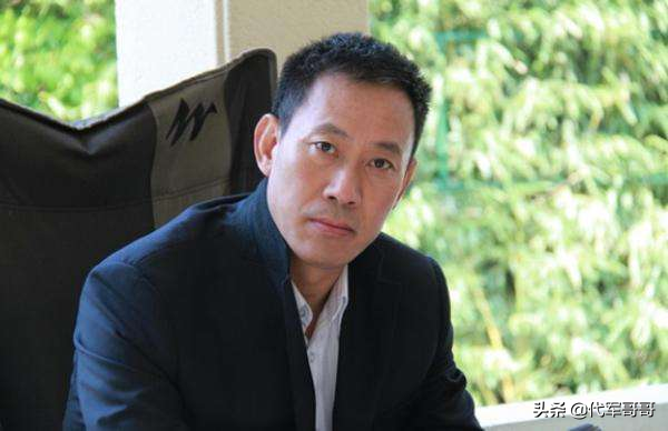 他是国家一级演员，低调隐婚生女，如今62岁为挣