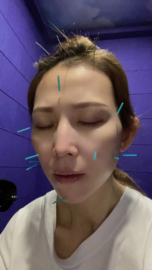 蔡少芬曬夫妻合照撒糖，與張晉穿情侶裝約會，結婚13年仍似熱戀