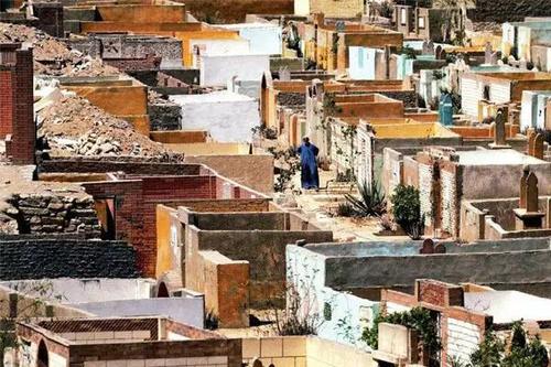 世界上最诡异的城市,活人与死人住在一块