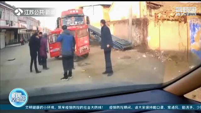点赞！三轮车侧翻司机被困 热心路人合力抬车解围