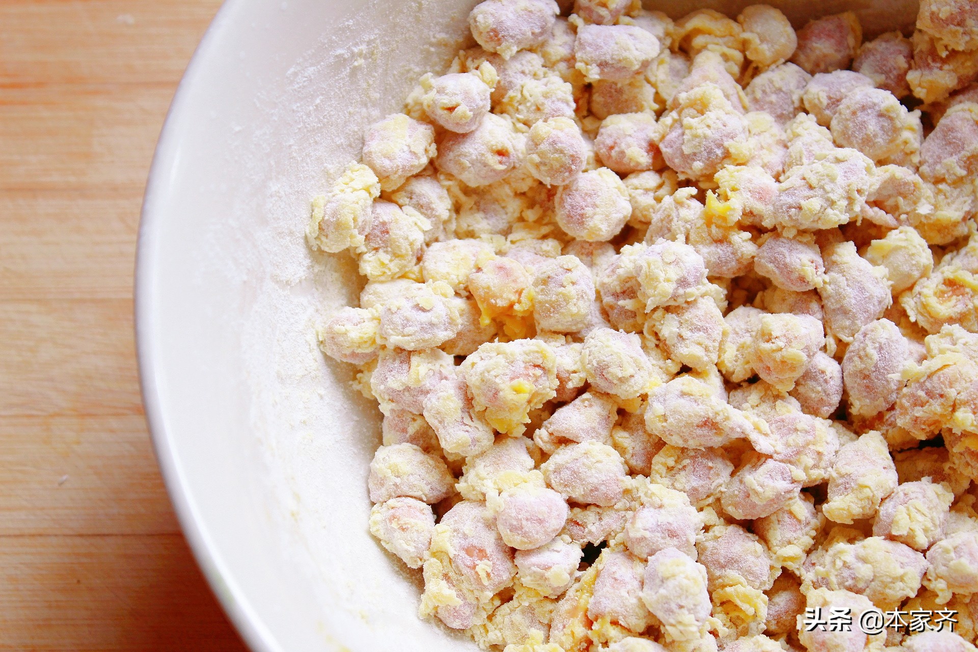 蛋酥花生米的做法，一個雞蛋一碗麵粉，好吃好做，一口一個真是香