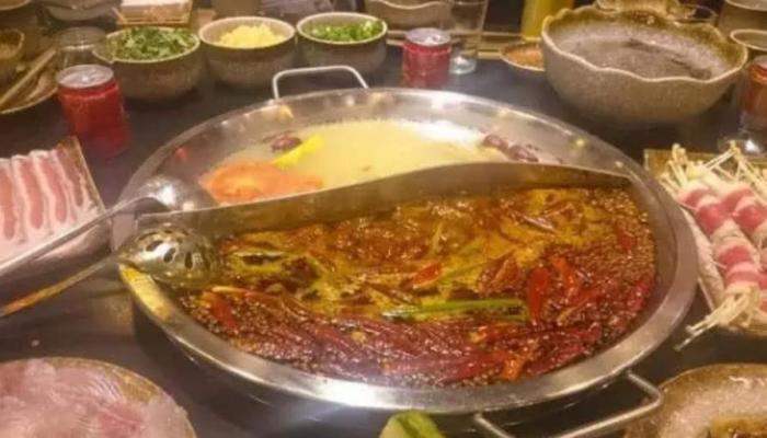 吃火锅时，服务员主动问你要不要加汤！其实是在暗示，很多人不懂