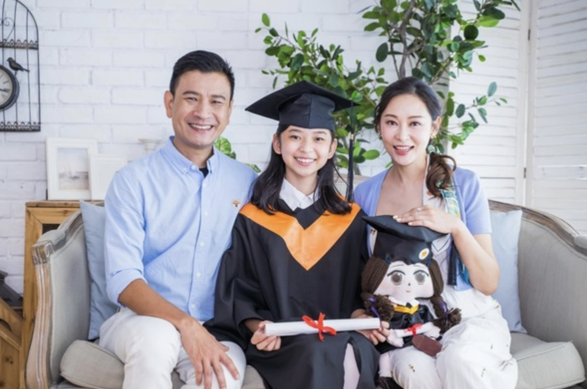 杨怡姐姐晒全家福庆祝女儿毕业，俩继女罕见出镜，一家人感情融洽