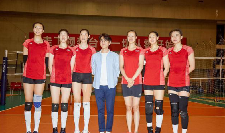 女排和明星合影：1米85不够看，凤凰传奇像小矮人，朱婷小鸟依人