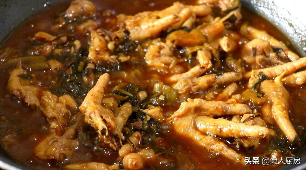 这是鸡爪的新做法，配上一点酸菜，开胃下饭，酥烂脱骨