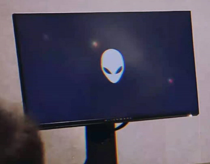 應采兒霸氣寵娃！ 花5萬配頂級電腦，Jasper手舞足蹈超開心