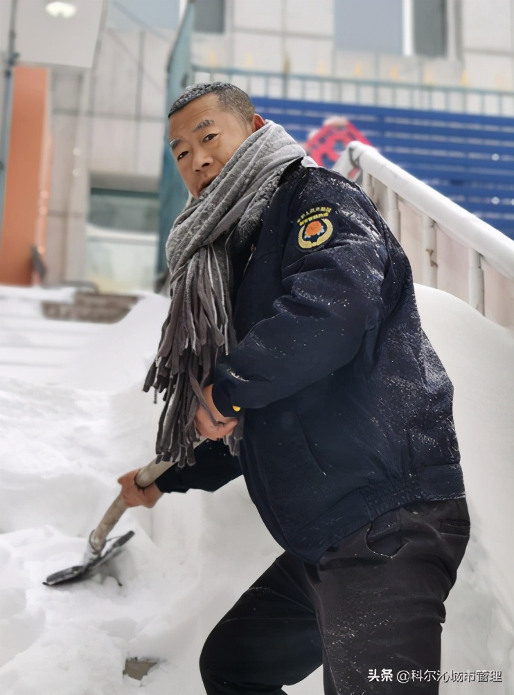 一夜飞雪城市 白头 科区城管迅速行动扫雪除冰保畅通 社会 蛋蛋赞
