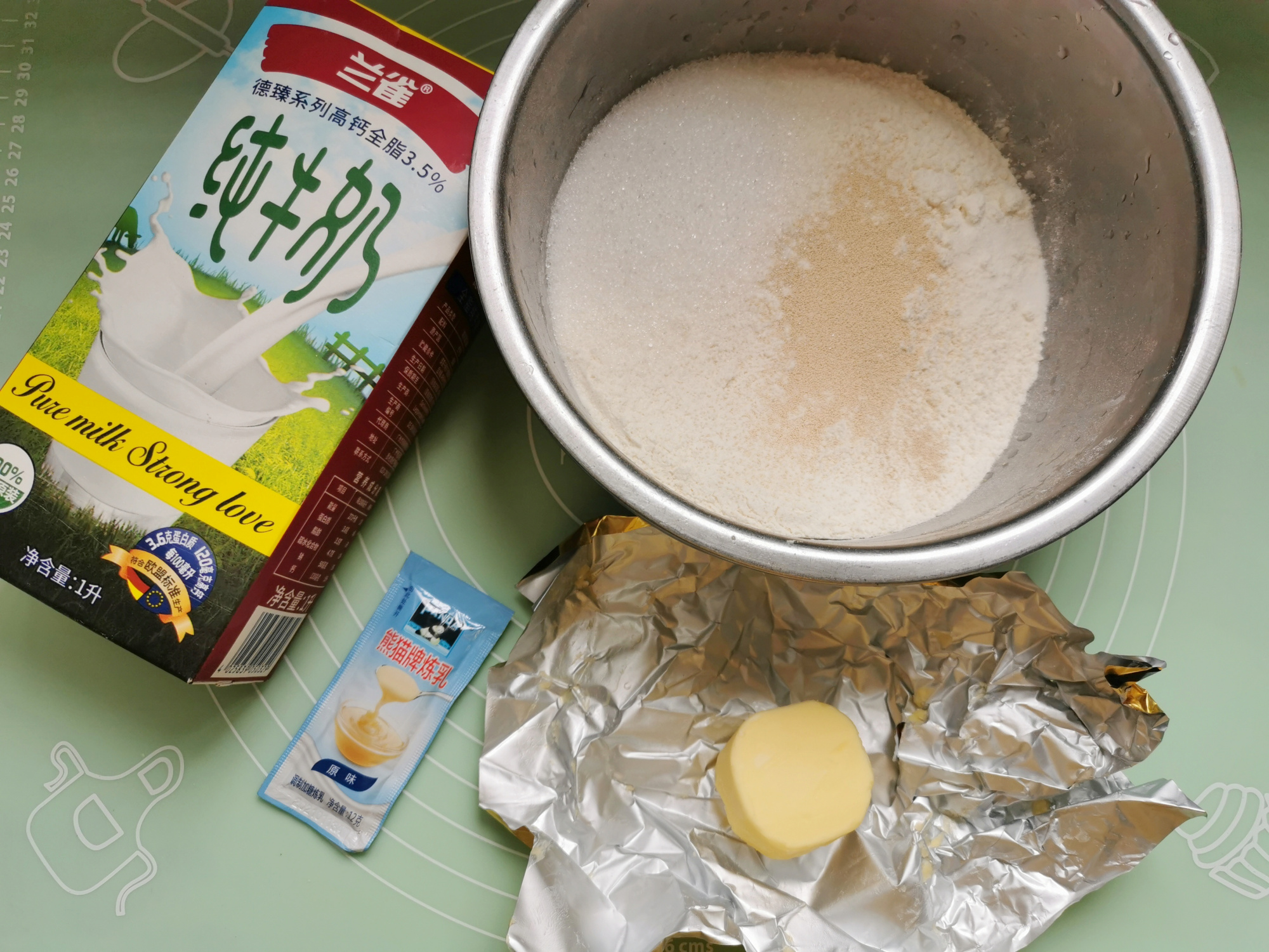 家裡有牛奶的，試試這道牛乳小麵包，做法簡單，一次發酵就能成功