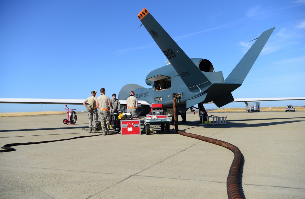 关岛一片忙碌，美空军重型无人机直扑第一岛链，战疫时刻露出獠牙