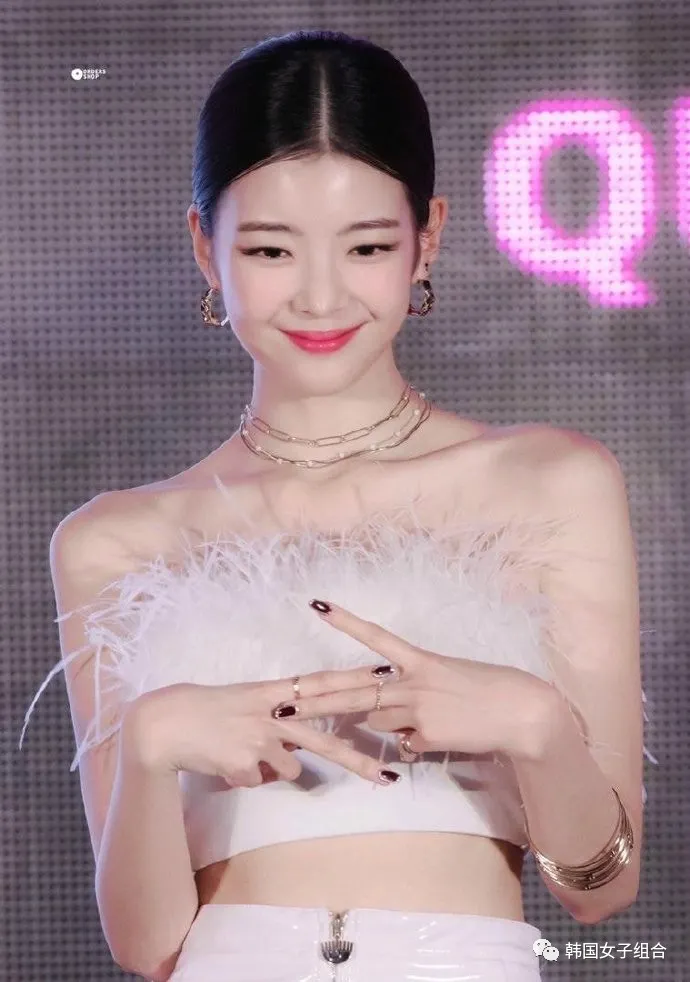头型和肩膀线条世上绝美的这位女团爱豆,与生俱来的完美线条