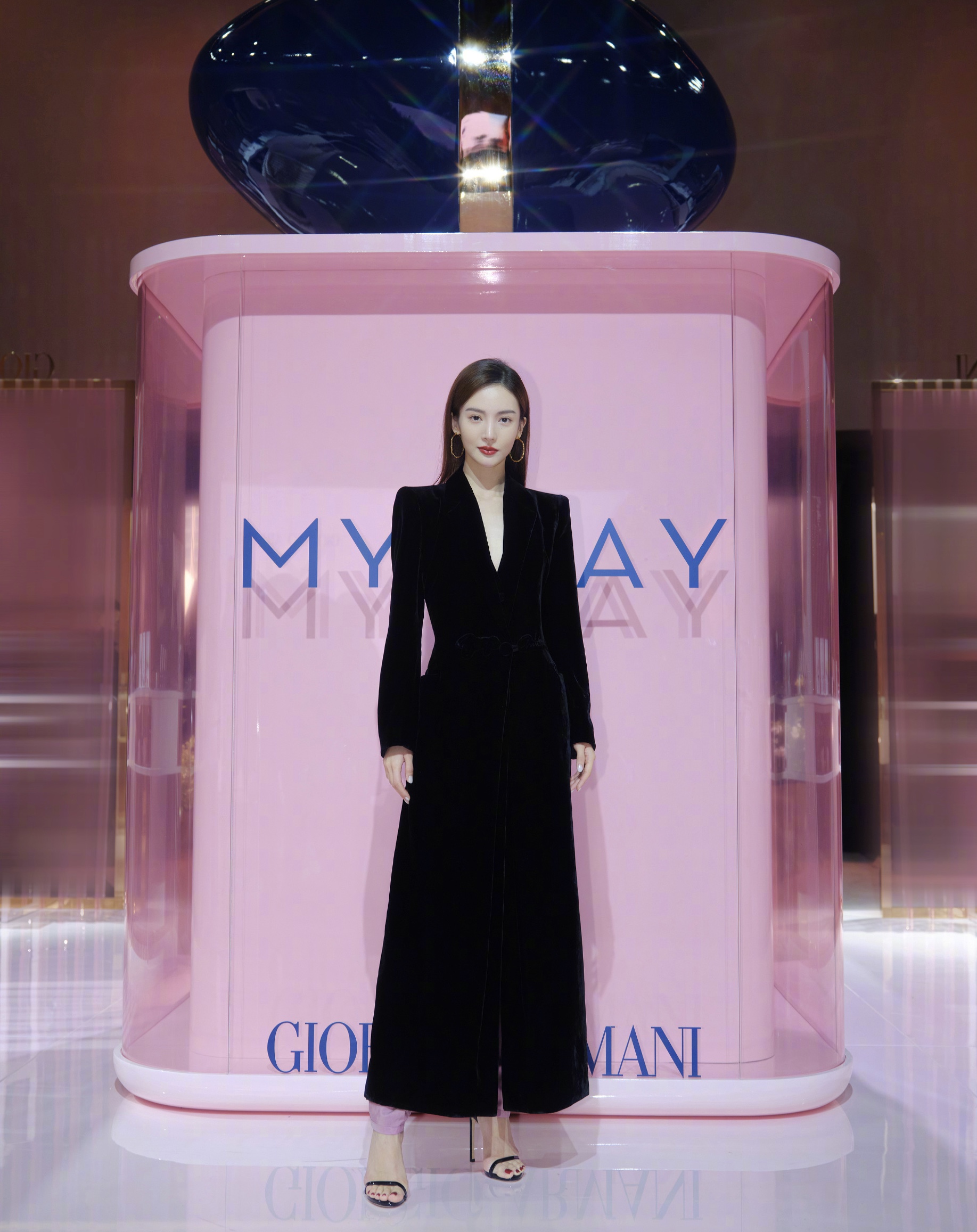 金晨桃粉连衣裙不见素日扁平感，气质冷艳，这