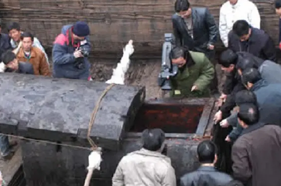 清代女子难产昏厥，误认已死封棺安葬，200年后