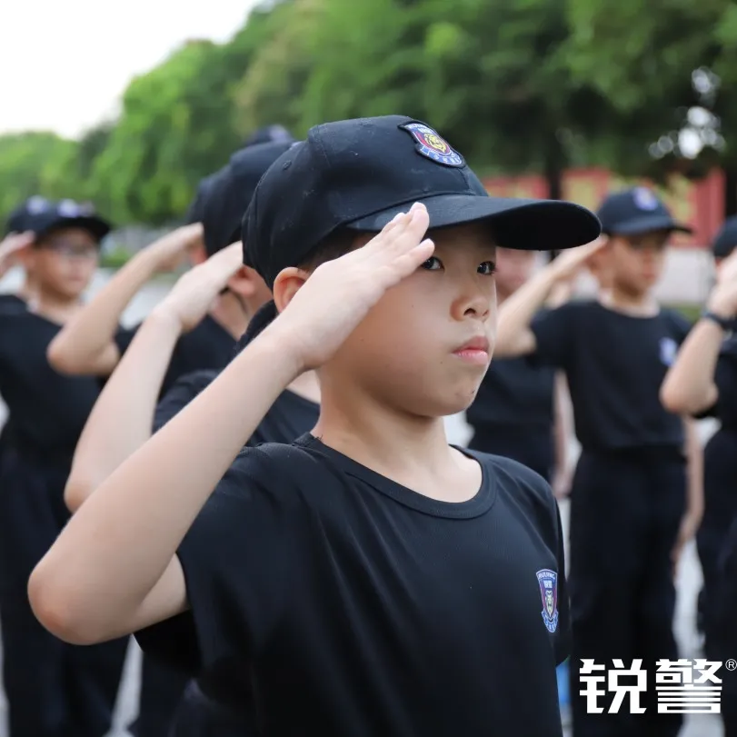 锐警少年警训夏令营：勇往直前，少年英姿勃发