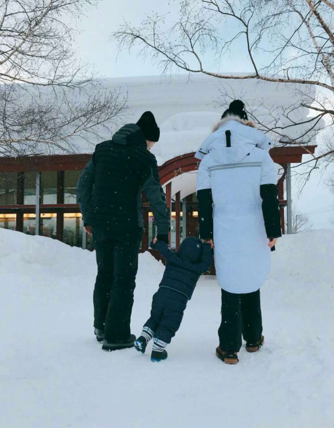 黃曉明一家三口罕見同框，帶小海綿看病后買雪糕，畫面幸福溫馨