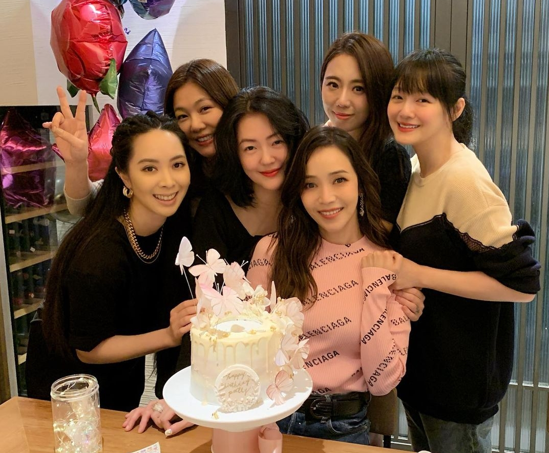 侯佩岑生日曬照，大s攜小s驚喜現身，剪齊劉海紮馬尾少女感十足