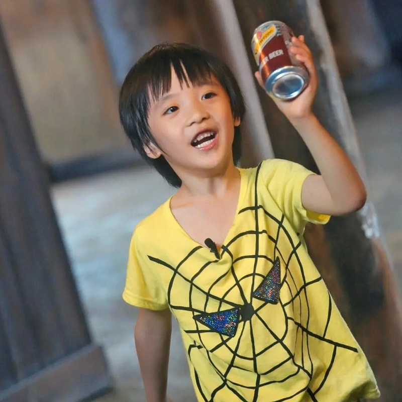 吴镇宇儿子颜值长在意料外，明显发胖伙食得多好？还好有身高撑着