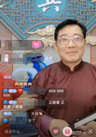 相声演员大兵捧场徒弟茶馆，网友：童年偶像又