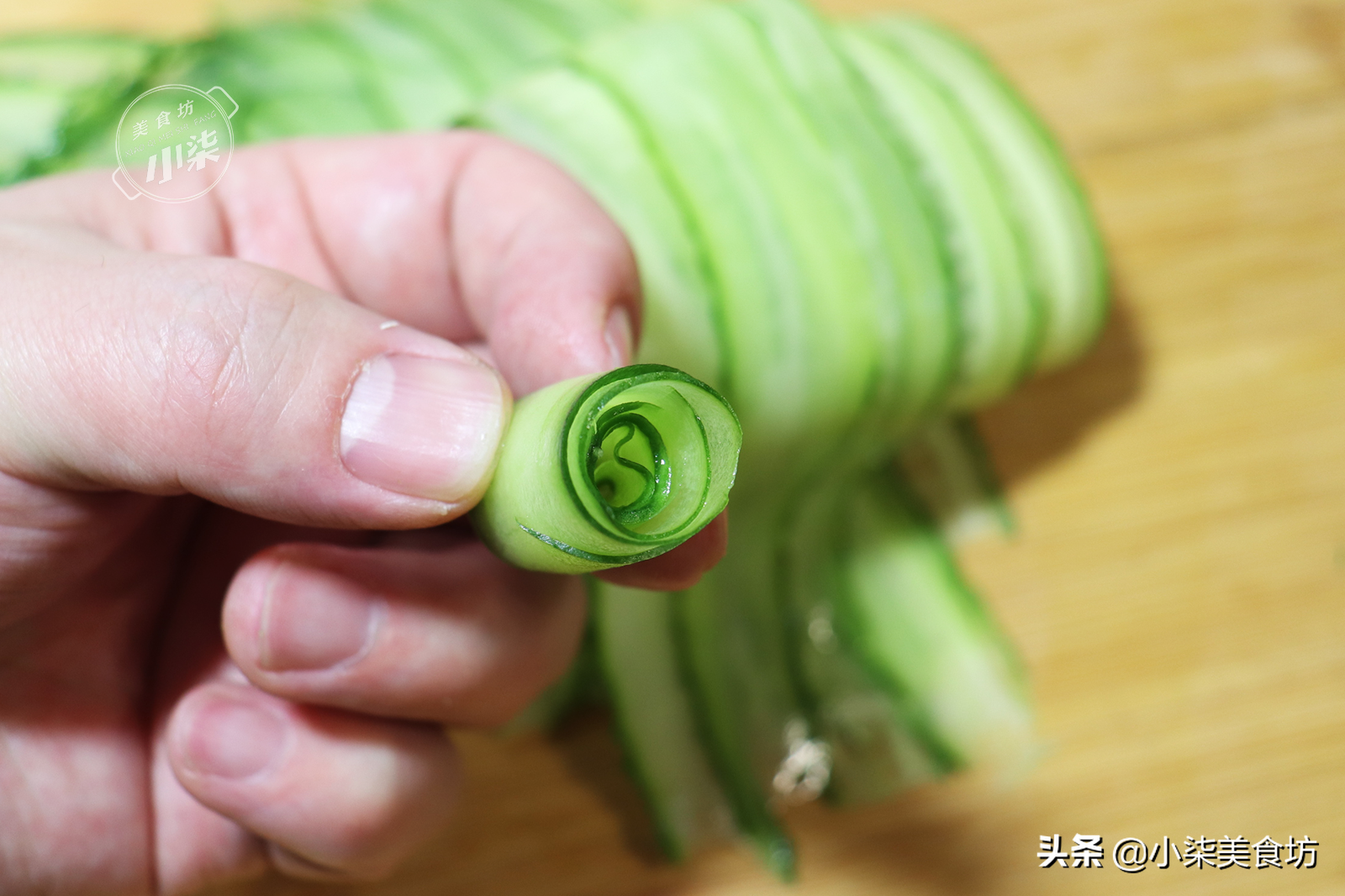 图片[7]-年夜饭 2根黄瓜4个皮蛋 简单一做 酸辣开胃 好吃不腻-起舞食谱网