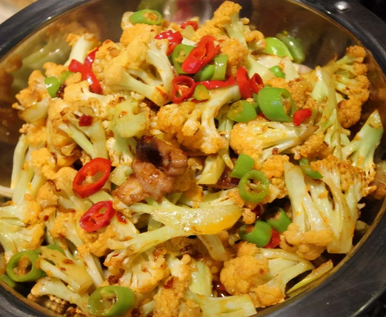 The chef teaches you how to cook cauliflower in great detail. A pot can be prepared in a few minutes, with wine and rice, too fragrant