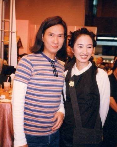 关咏荷现身商场，美貌好身材被赞保养有道，牵着女儿像姐妹