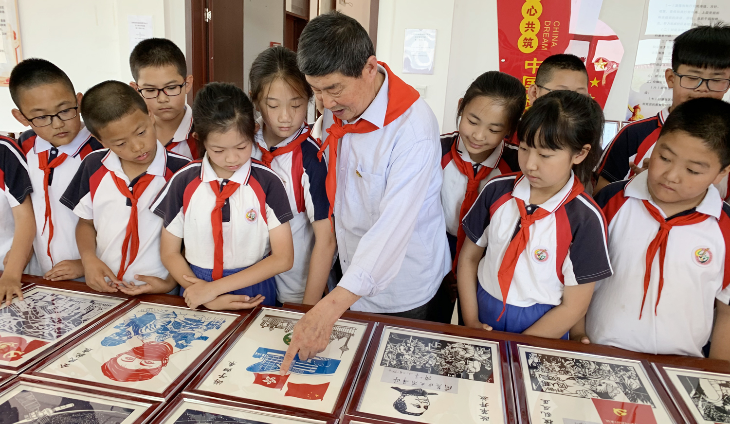 老党员老义工刻纸达人赵景佳最新刻纸作品首展