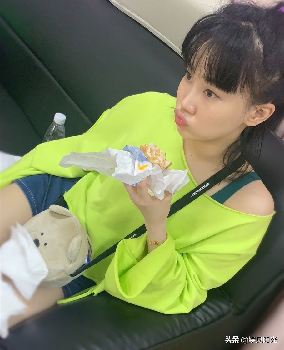 黄龄跌落受伤，主办方和承建方回应的原因不一致，动图一目了然