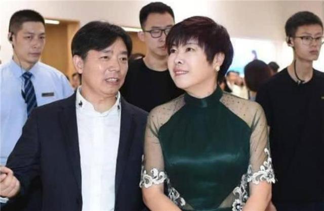 还记得那个被轰下台的于丹吗？在跌落神坛的日