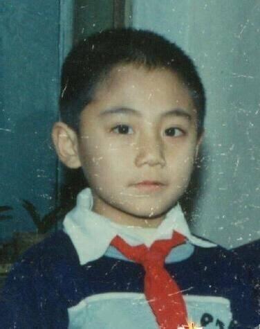 劉燁妻子曬女兒九歲生日照，雙眼有神皮膚黑，一對兔牙搶鏡