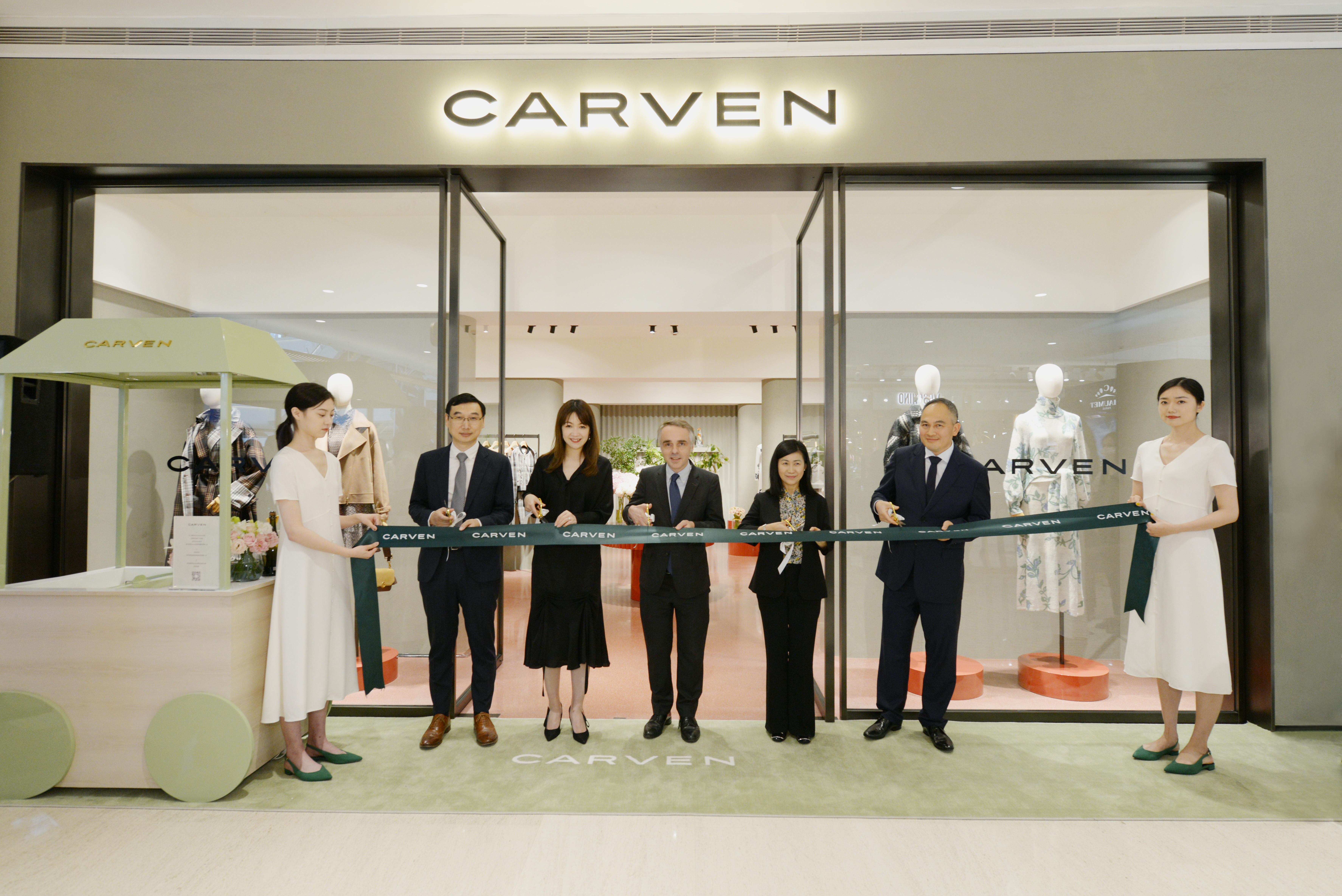 CARVEN卡纷于上海恒隆广场揭幕全球首家建筑概念店