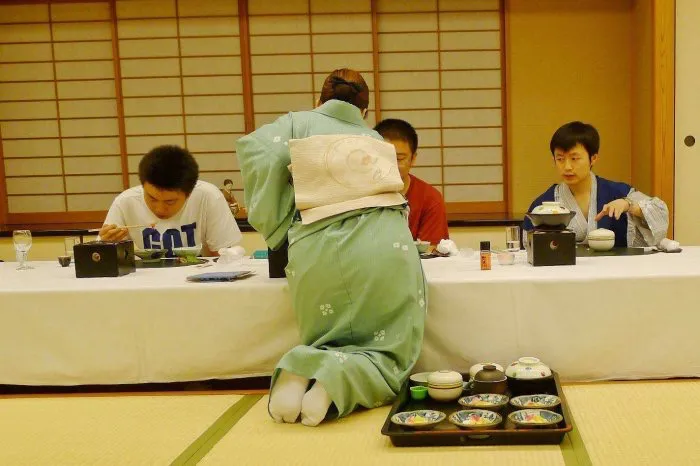 日本人进屋要脱鞋，遇到“脚臭”的客人该怎么办？早有了解决办法