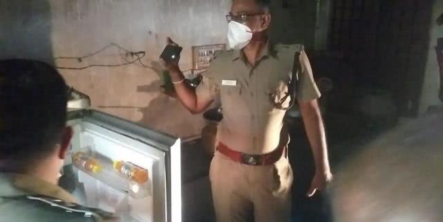 印度男子跟人打了一架，第二天早上妹妹就被人捆住手脚泼汽油点燃