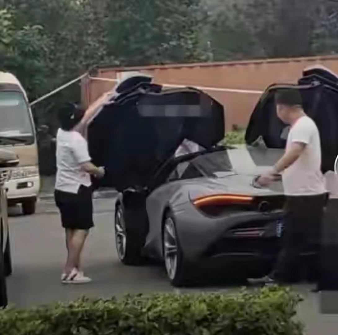 郭麒麟开400万超级跑车，五环路上被偶遇，网友