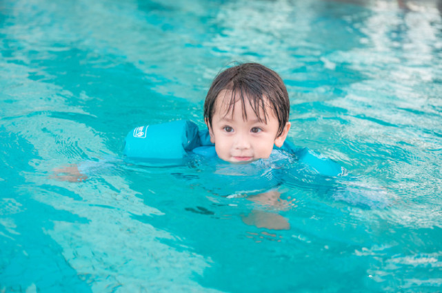 陈凯琳晒亲子时光，郑嘉颖掌镜拍下三代同堂合照，俩儿子颜值超高