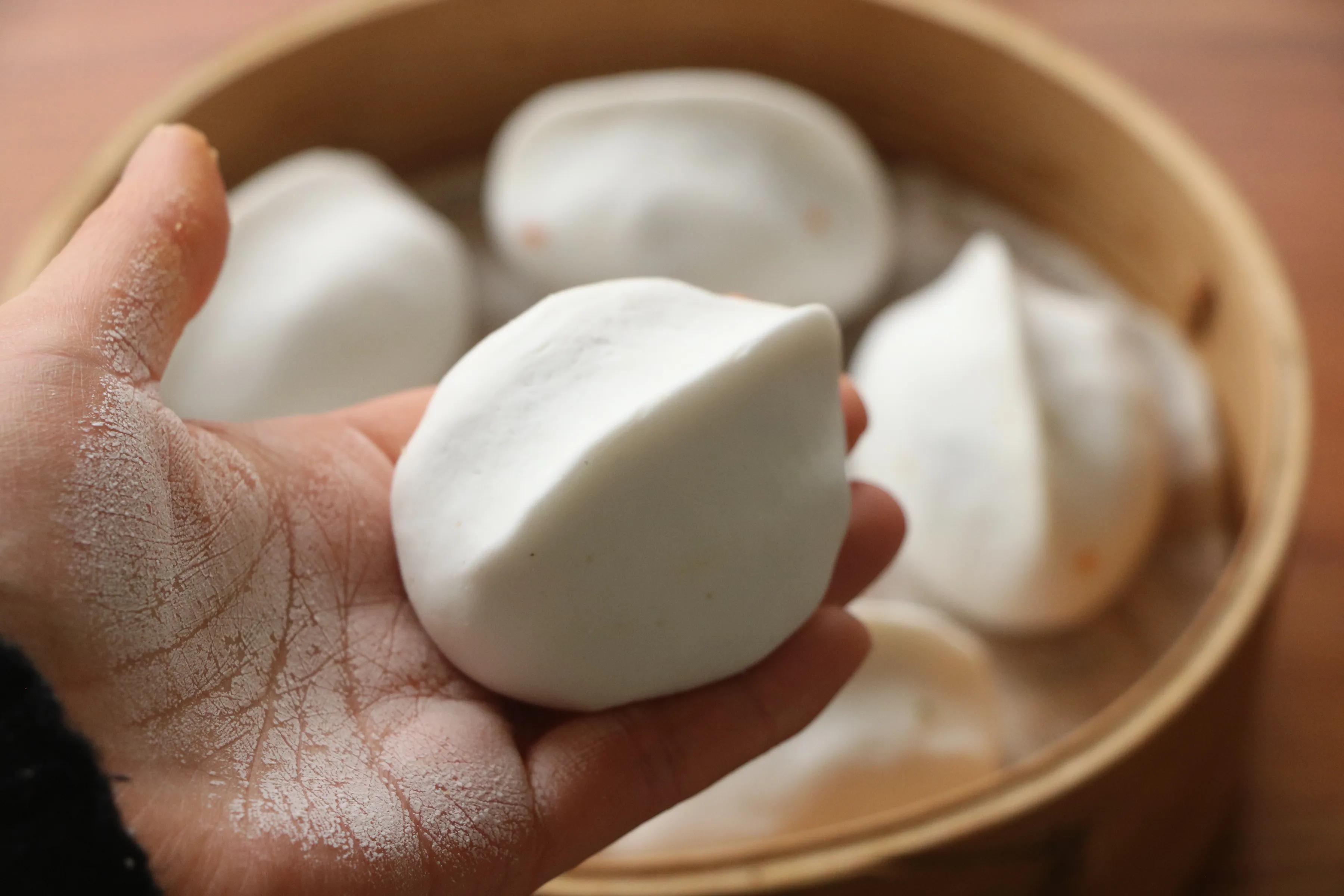 比包子饅頭還好吃，外皮有嚼勁，餡料滿滿，一次吃3個都不過癮！