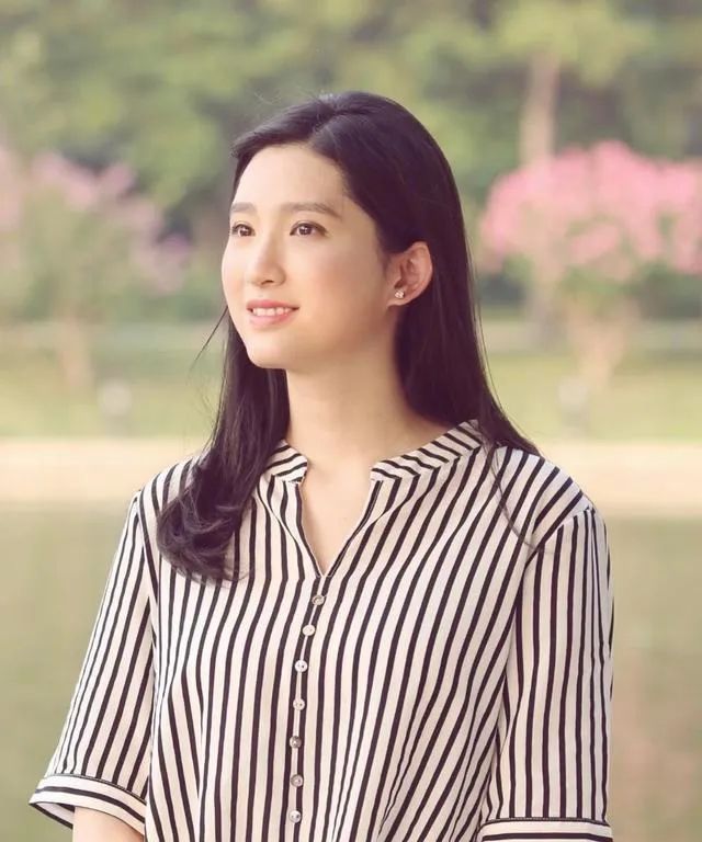 赌王家族又出一明星，25岁的她当主持人太抢眼，