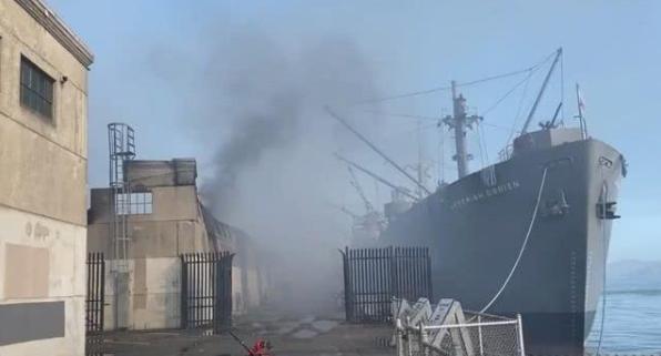 大洋彼岸傳來壞消息，重要碼頭燒成大火球，1.6萬噸軍艦岌岌可危