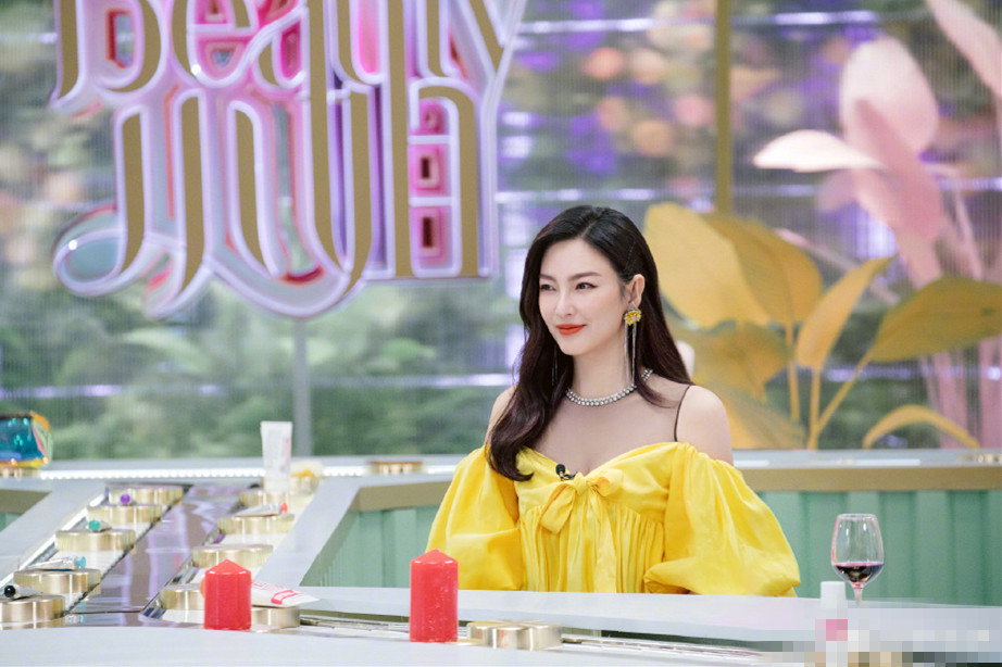 有一种严格叫张雨绮，训练时戴矫正带，前后对