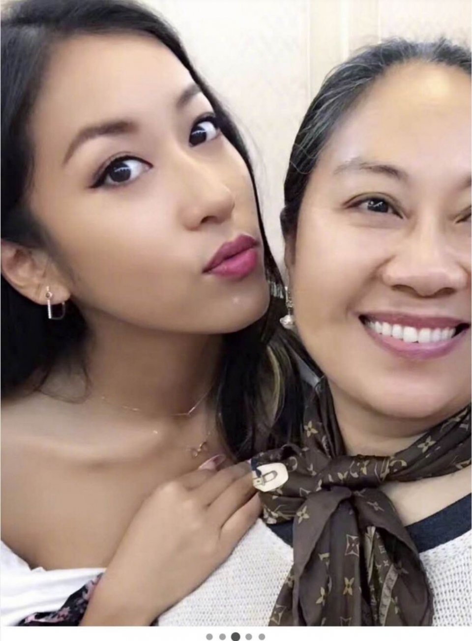 吉克隽逸与少数民族妈妈合照，两人肤色相当，传统民族服饰超惊艳