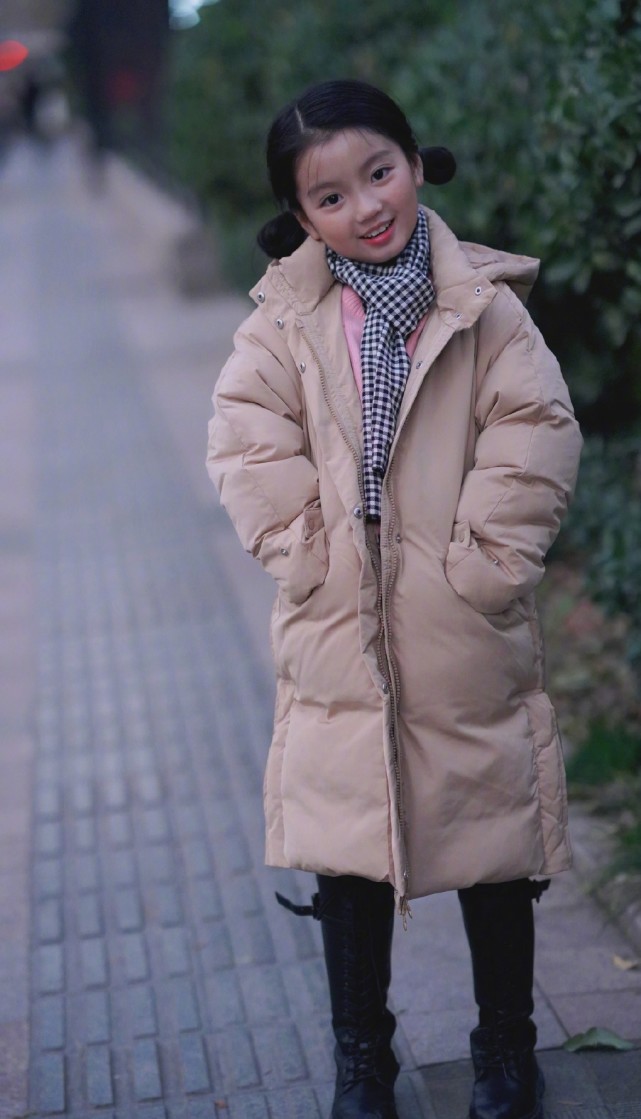 阿拉蕾近照，小胖妞出落成大姑娘了，长高变美越来越有明星范儿了