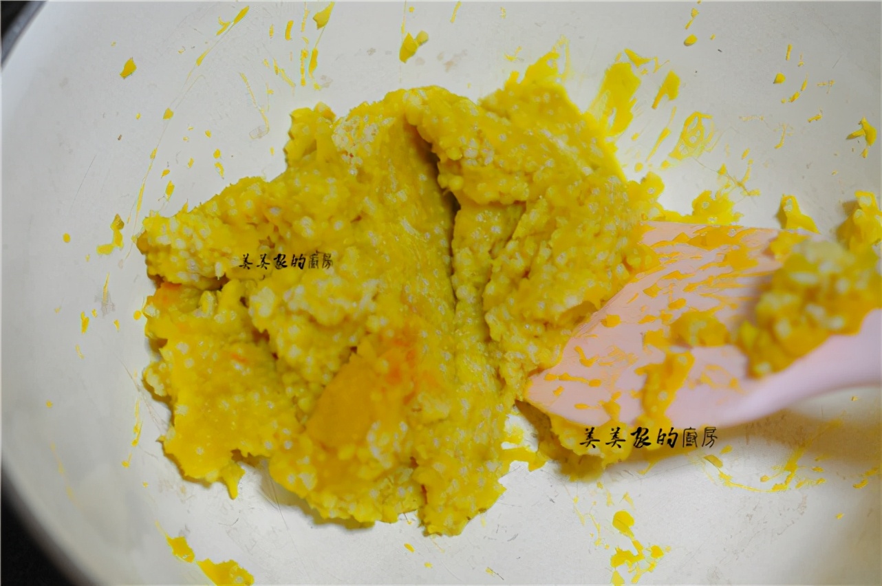 南瓜加一把小米，上鍋一蒸，清爽柔軟，香甜爽口，當早餐最開胃