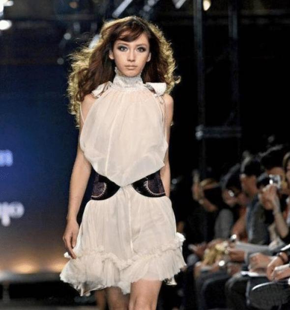 baby在日本打拼时好卑微，酒瓶怼在脸上还得笑脸