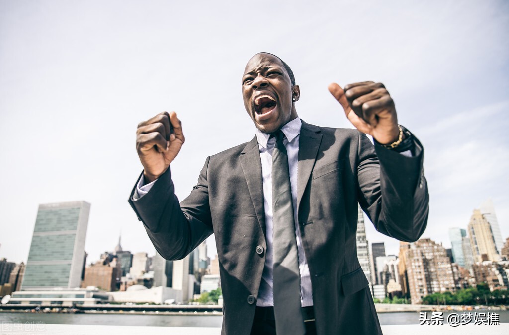 美國隨時坍塌的橋樑下，是開始癱瘓的美國基建，可資本只投資戰爭