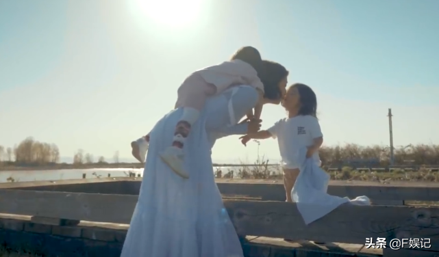 鍾嘉欣帶子女和媽媽同框出鏡賀母親節一家人牽手的背影合照很溫馨