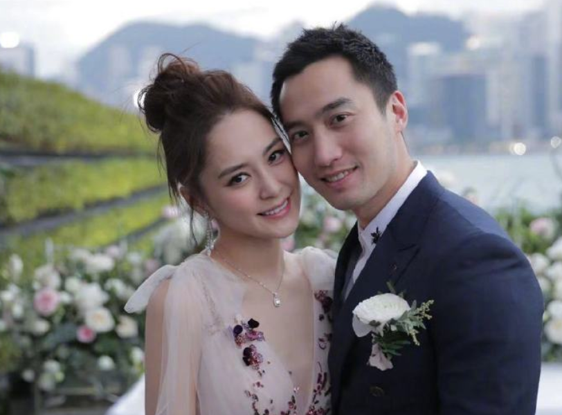 赖弘国删除和阿娇有关的微博并取关，女方依旧关注对方