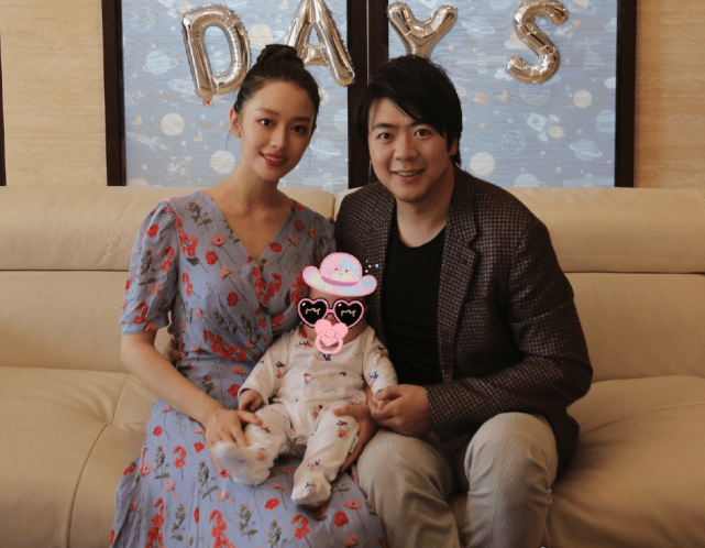 吉娜与郎朗同框秀恩爱，男才女貌被赞王子与公主，深情对视超甜蜜