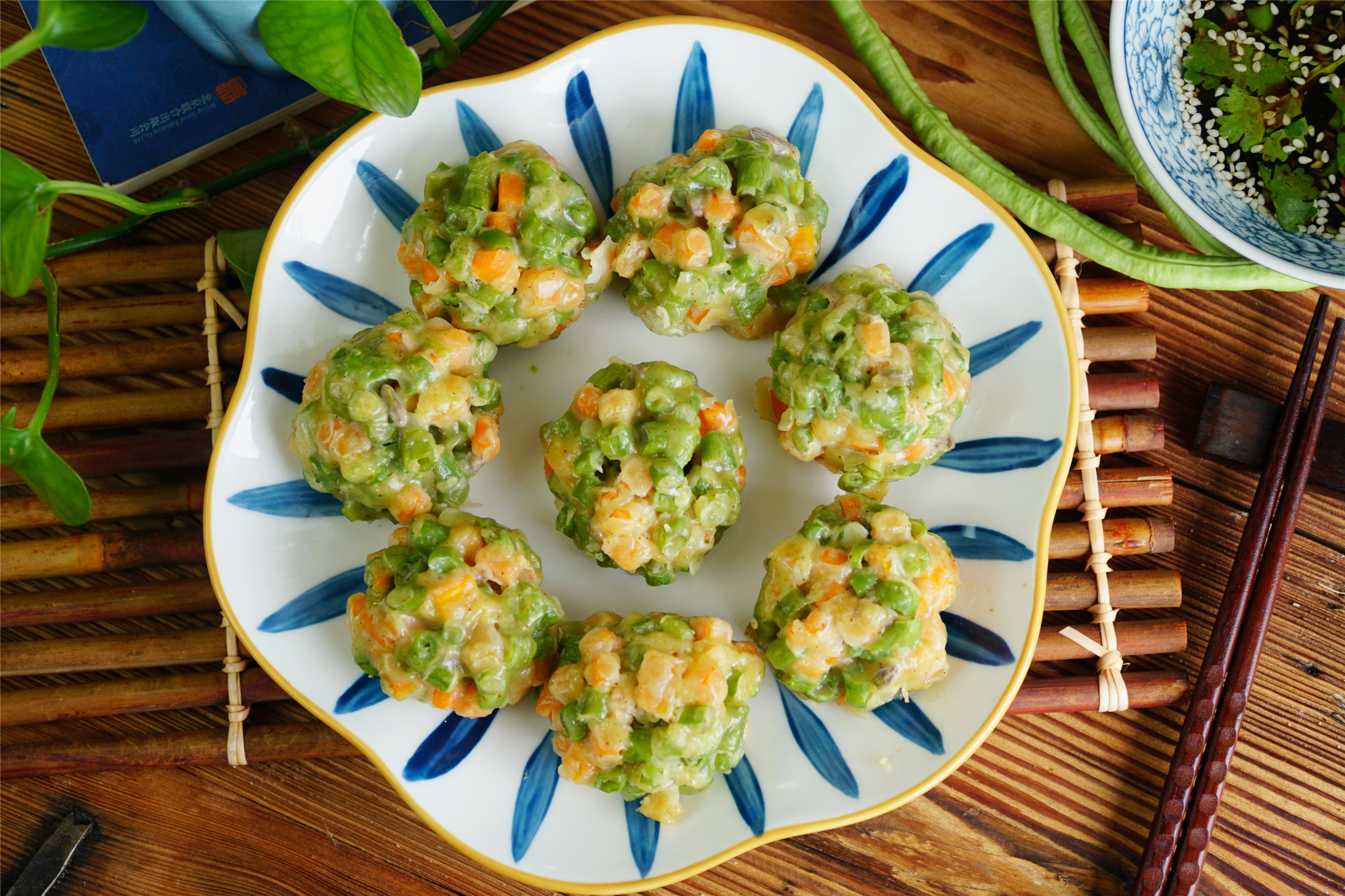 夏天，豆角和胡萝卜是绝配，蒸好蘸点料汁，一口一个，吃着真香