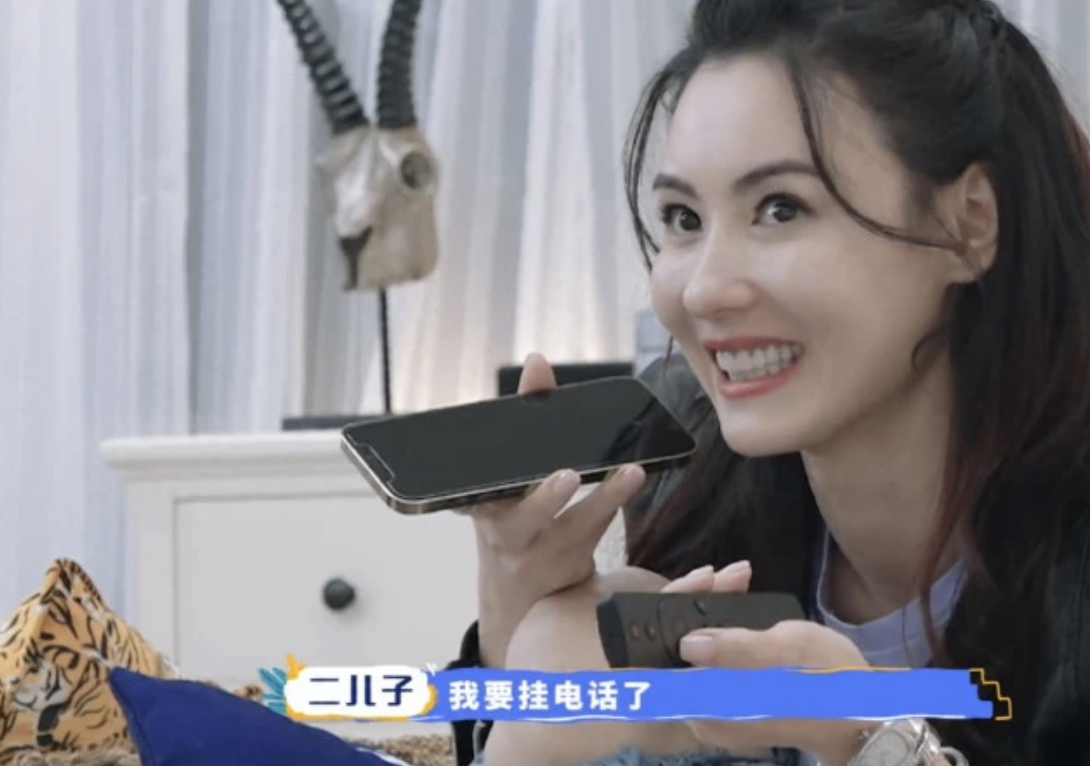 張柏芝帶兩個兒子逛街被偶遇，兄弟倆乖巧隨行，身邊還有保鏢護駕