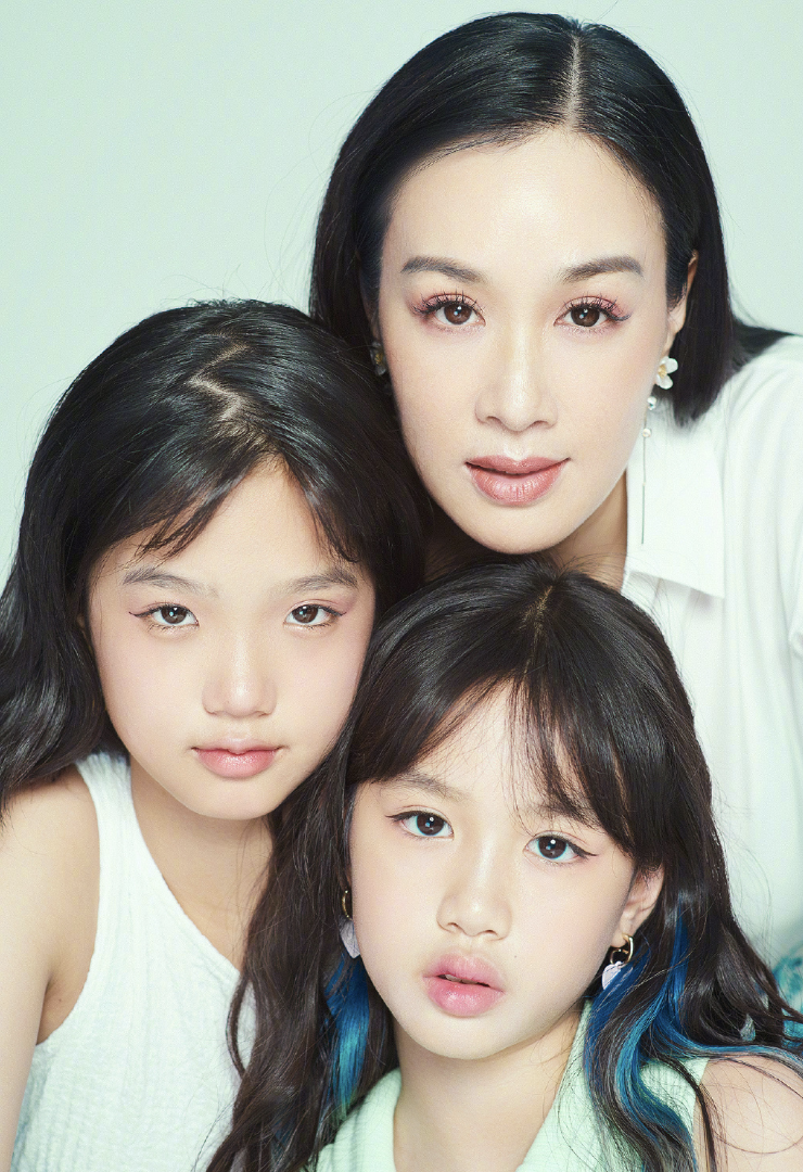 钟丽缇晒母女写真，俩女儿颜值高气场足，妈妈小腹平平仍未能怀孕