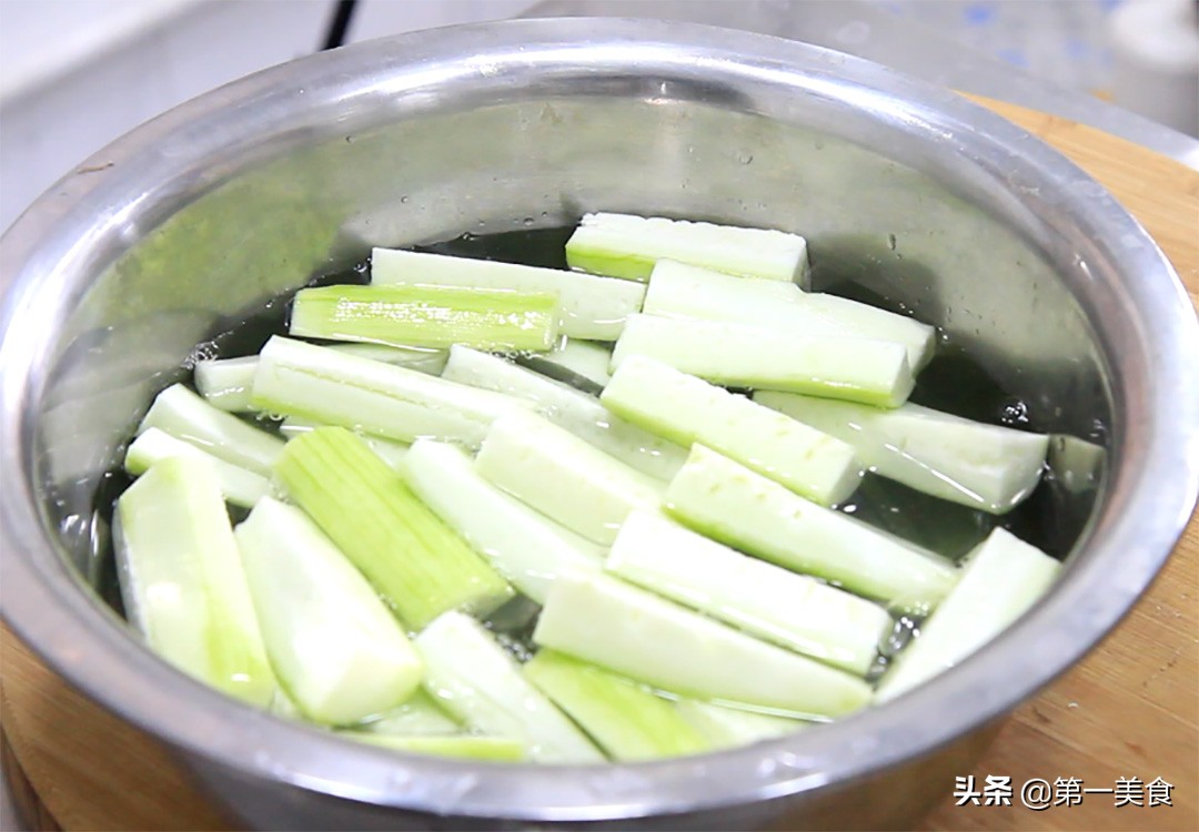 图片[3]-这才是丝瓜原汁原味的做法 一蒸一拌 丝瓜鲜嫩可口 翠绿不变色-起舞食谱网